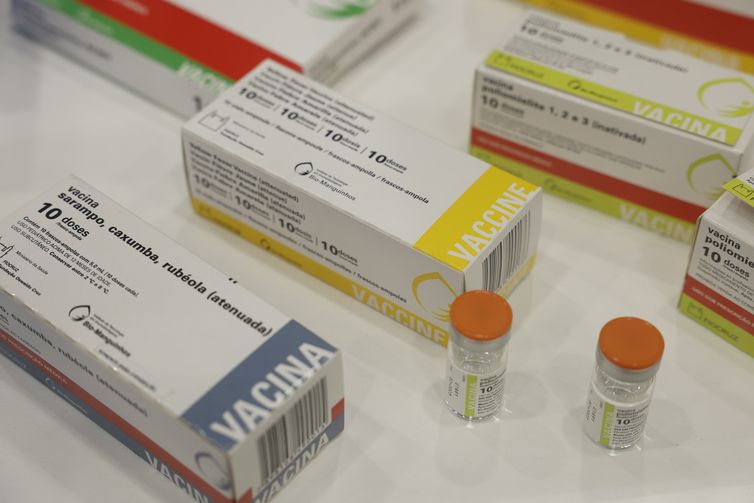 Vacinas de poliomelite, sarampo; caxumba e rubéola produzidas por Bio-Manguinhos/Fiocruz, exibidas no 9º Simpósio Internacional de Imunobiológicos - Foto: Fernando Frazão/Agência Brasil.